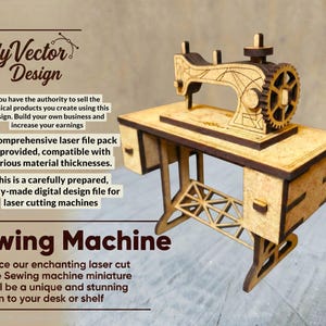Op de afbeelding: Een miniatuur houten naaimachine op een tafel, lasergesneden met ingewikkelde details. Het ontwerp omvat een tandwiel, een naald en een tafel met lades en een decoratieve basis. De tekst op de afbeelding luidt "Sewing Machine".