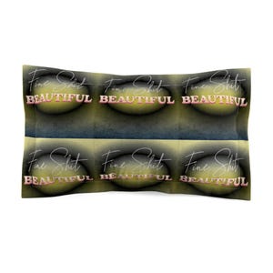 Può includere: Un cuscino rettangolare con un motivo ripetuto. Il design presenta le parole "Fine Shit" in corsivo sopra la parola "BEAUTIFUL" in rosa, in un font sans-serif. Lo sfondo ha una sfumatura di giallo, nero e blu.