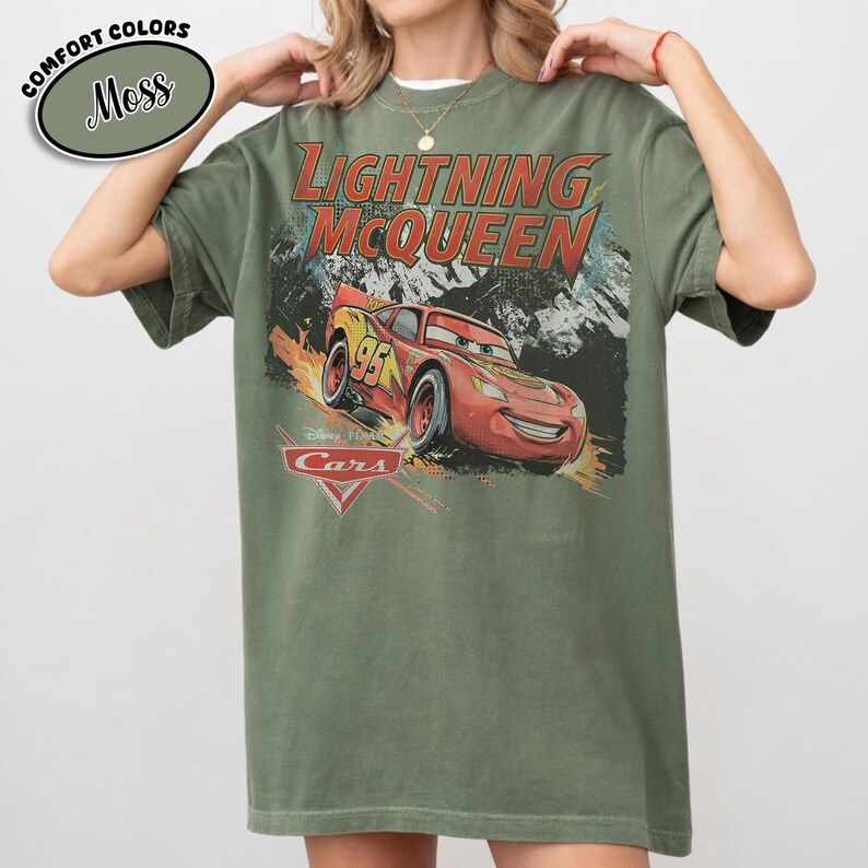 chemise vintage couleurs confort Lightning McQueen, t-shirt Cars Disney Pixar, t-shirt graphique McQueen rétro, t-shirt voyage de vacances en famille Disney World 2026 image 4