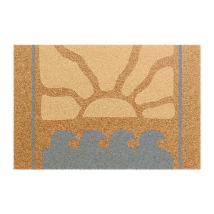 Könnte beinhalten: Rechteckige Fußmatte mit beigefarbenem Hintergrund mit einem stilisierten Sonnendesign in hellerer Beigetönung. Unter der Sonne befinden sich drei blau-graue Wellen. Die Matte hat einen Rand in dunklerem Beige mit einem blau-grauen vertikalen Streifen auf jeder Seite.