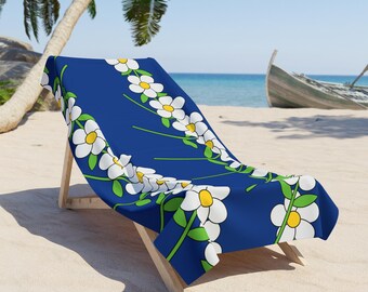 Vit prästkrage-strandhandduk | Marinblått blommigt sommarmönster
