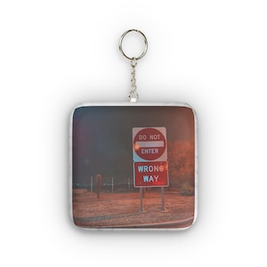 以下が含まれることがあります： 白い文字で「Welcome to our home」と書かれた素朴な木製サイン。 玄関の装飾に最適な、使い古した仕上げとシンプルなデザインが特徴です。