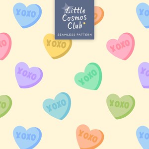 Peut inclure: Un motif répétitif composé de bonbons en forme de cœur aux couleurs pastel sur un fond crème. Chaque cœur porte l'inscription XOXO. Une étiquette carrée bleu foncé au centre affiche le texte Little Cosmos Club SEAMLESS PATTERN.