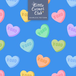 Peut inclure: Un motif répétitif composé de bonbons en forme de cœur colorés sur un fond bleu vif. Chaque cœur est de couleur pastel, dans des tons rose, jaune, vert, orange et violet, et porte l'inscription XOXO en caractères gras et arrondis.