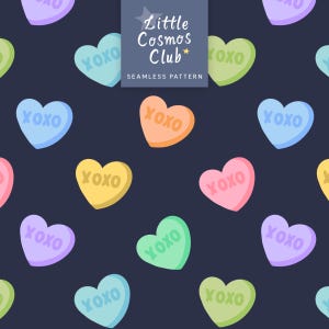 Puede incluir: Un patrón continuo sobre un fondo azul marino oscuro con caramelos en forma de corazón en tonos azul, amarillo, naranja, rosa, verde y morado. Cada corazón tiene impreso el texto XOXO. Una etiqueta central dice Little Cosmos Club.