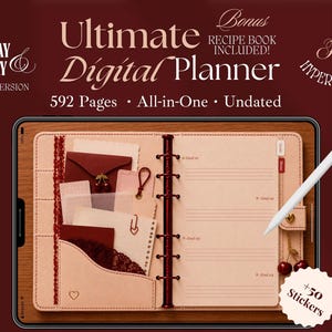 Pode incluir: Uma agenda digital exibida na tela de um tablet com uma caneta stylus branca. A agenda apresenta uma capa rosa claro com bolsos contendo inserções de papel, um fichário de argolas vermelho escuro e o texto Ultimate Digital Planner, 592 Pages, All-in-One, Undated, Monday & Sunday Start Version, Bonus Recipe Book Included, Full Hyperlinked e +50 Stickers.