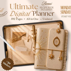 Op de afbeelding: Een digitale planner weergegeven op een tabletscherm met een stylus. De planner heeft een crèmekleurige kaft met gouden zonmotieven, bedels en binnenpagina's met vakjes, enveloppen en labels. De tekst bevat Ultimate Digital Planner, 592 Pages, All-in-One, Undated, Monday & Sunday Start Version, Full Hyperlinked en +50 Stickers.