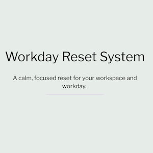 Op de afbeelding: Afbeelding met de tekst "Workday Reset System" in een zwarte, vette letter. Daaronder staat in kleinere letters: "A calm, focused reset for your workspace and workday."