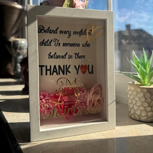 Puede incluir: Un letrero de madera hecho a mano con el texto "Welcome to our home" en un estilo manuscrito. El letrero está pintado de blanco con letras negras y un acabado envejecido, adecuado para uso en interiores o exteriores.