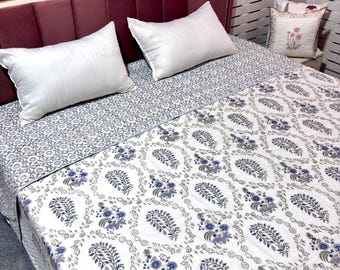 Blauwe katoenen deken met handbedrukte bloemenprint, omkeerbare mulmul deken, lichtgewicht zomerdeken voor airconditioning, beddengoed in cottagecore stijl.