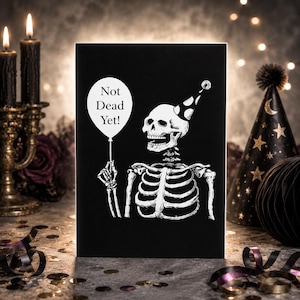 Carte d'anniversaire squelette humoristique, pas encore mort, cadeau gothique à l'humour noir