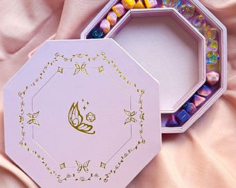 Enchanted dobbelstenendoos en rolblad – Lila Fairy | Pastelpaarse TTRPG-doos voor dobbelstenen