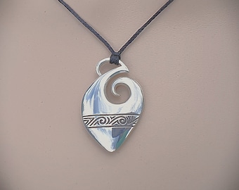 81stgeneration Collana Con Ciondolo Hei Matau In Osso E Legno Intagliato A Mano - Stile Maori, Amo Da Pesca, Gioiello Etnico Unisex Con Confezione Regalo, 84 Cm - 2
