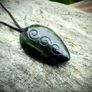 ニュージーランドグリーンストーンまたはポウナム川の石〜森への愛との