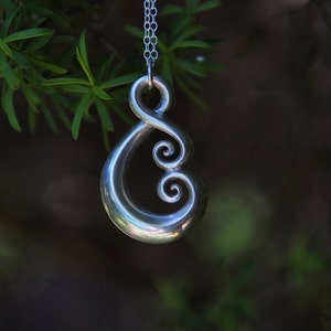 Symbole d'amour maori ~ Koru en argent sterling massif, fabriqué à la main en Nouvelle-Zélande
