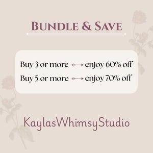 K&ouml;nnte beinhalten: Eine Werbegrafik in Mauve mit dem Text &bdquo;BUNDLE & SAVE&ldquo;. Sie bietet 60 % Rabatt beim Kauf von 3 oder mehr Artikeln und 70 % Rabatt beim Kauf von 5 oder mehr Artikeln. Der Shop-Name &bdquo;Kaylas Whimsy Studio&ldquo; wird ebenfalls angezeigt.