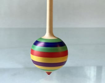 手作りの木製こま、赤青、エコ玩具、回転こま、昔のヴィンテージ風