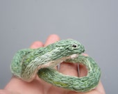 Petit serpent vert, feutrée à l’aiguille brodé à la main réaliste herbe serpent, lisse vert sculptures animaux figurine posable Opheodrys vernalis