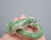 Kleine grüne Schlange, Nadel gefilzt handbestickte realistische Ringelnatter, glatte grüne, tierische Skulpturen bewegliche Figur Opheodrys vernalis