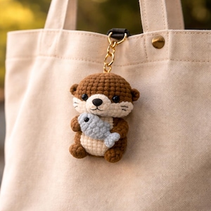 Handgjord Amigurumi Otter Nyckelring, Mjuk Virkad Otter med Blå Fisk Tillbehör för Presentidéer