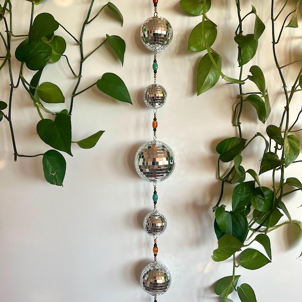 Atrapasueños con forma de bola de discoteca con cuentas para colgar en ventanas, paredes o en la decoración bohemia.