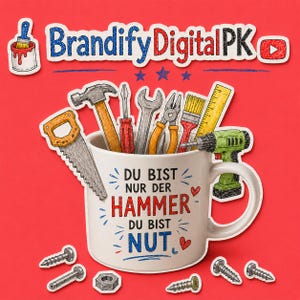 Könnte beinhalten: Eine weiße Kaffeetasse gefüllt mit Werkzeugen wie Hammer, Säge und Schraubendreher. Die Tasse trägt den Text "DU BIST NUR DER HAMMER DU BIST NUT" in Rot und Blau. Das Bild zeigt auch Schrauben, eine Mutter und den Text "BrandifyDigitalPK" auf rotem Hintergrund.