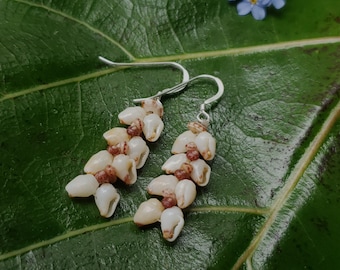 ニイハウ島シェルピカケ イヤリング: Momi & `Ūli`uli、14K ゴールド