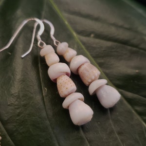 Puka Muschel Ohrringe: Zwerg Kegelmuscheln, abgekürzte Kegelmuscheln, Puka Muscheln, Sterling Silber, Ohrringe im hawaiianischen Stil