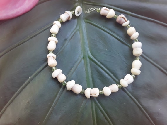 Peridot Anklet Hawaiian Puka Shell Jewelry Puka Shell Beach Anklet Kauai Puka Shell Anklet Island Seashell Jewelry Peridot Jewelry Peridot