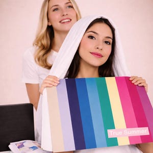 Könnte beinhalten: Zwei Frauen halten eine Farbpalette mit der Aufschrift "True Summer". Die Palette zeigt ein Spektrum an kühlen Farben, darunter Blau-, Rosa- und Grüntöne. Eine Frau trägt ein weißes Handtuch auf dem Kopf. Der Hintergrund ist ein zartes Rosa.