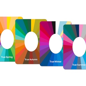 Puede incluir: Cuatro tarjetas de paleta de colores con un óvalo blanco en el centro. Cada tarjeta tiene un esquema de color diferente: True Spring, True Autumn, True Winter y True Summer. Las tarjetas están dispuestas sobre un fondo blanco.