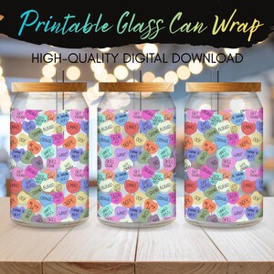 Può includere: Tre involucri di vetro per lattine con coperchi in legno. Ogni involucro è ricoperto da grafiche di cuori di conversazione colorati con frasi come "LMAO" e "Nope". Il testo "Printable Glass Can Wrap" e "HIGH-QUALITY DIGITAL DOWNLOAD" è in alto.