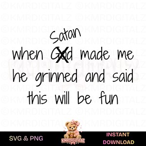 Puede incluir: Un diseño digital con el texto "Satanás cuando Dios me hizo, sonrió y dijo que esto será divertido." La palabra "Dios" está tachada. Incluye un gráfico de oso de peluche y las palabras "SVG & PNG" y "DESCARGA INSTANTÁNEA."