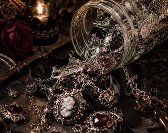 Barattolo misterioso di gioielli gotici, collana, orecchini, anelli e bracciali neri e argento, gioielli dark romance witchcore, regalo gotico unico per lei