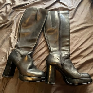Vintage black platform women&#39;s boots size 9