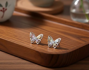 Regenbogen Kristall Schmetterling Ohrstecker, Damenschmuck, minimalistische Ohrstecker, Mutter Geschenk