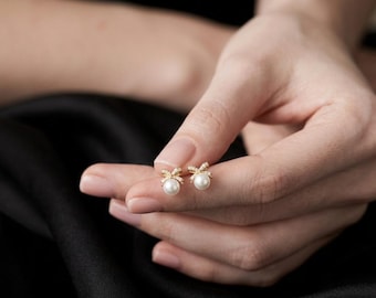 Perlen Ohrstecker, Bogen Ohrringe für Frauen, Brautjungfer Geschenk, zierliche Perlen Ohrringe, Geschenk für sie, Hochzeitsschmuck