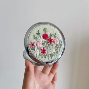 Kompaktspegel med vildblommor, presentspegel för brudtärnor, fickspegel med blommotiv i cottagecore-stil, bröllopsgåva, present till naturälskare, minispegel