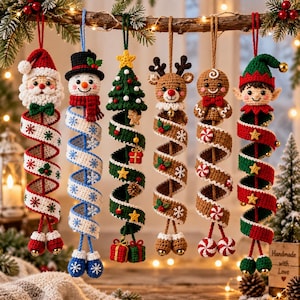Könnte beinhalten: Sechs gehäkelte Weihnachtsanhänger hängen in einer Reihe. Jede Figur hat einen Kopf wie Weihnachtsmann, Schneemann, Baum, Rentier, Lebkuchenmann oder Elf und einen langen, spiralförmigen, gehäkelten Schwanz, der in kleinen Glöckchen endet.