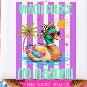 Może przedstawiać: Biała bluza z nadrukiem kaczki w okularach przeciwsłonecznych w kształcie serca i kokardą. Tekst "Beach Please, I'm Floating!" jest wyświetlany na fioletowo-białym tle w paski. Obraz zawiera palmę i słońce.