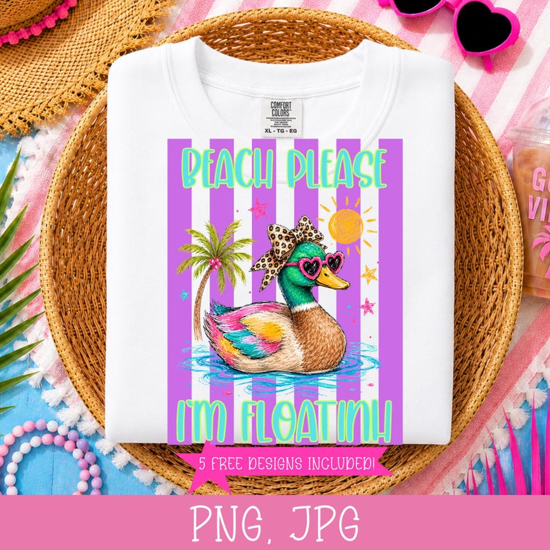 Może przedstawiać: Biała bluza z nadrukiem kaczki w okularach przeciwsłonecznych w kształcie serca i kokardą. Tekst "Beach Please, I'm Floating!" jest wyświetlany na fioletowo-białym tle w paski. Obraz zawiera palmę i słońce.