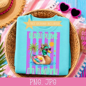 Może przedstawiać: Jasnoniebieska bluza z nadrukiem kaczki w okularach przeciwsłonecznych i kokardą, z napisem "Beach Please I'm Floating!" i "5 Free Designs Included!". Projekt zawiera palmę, słońce i pionowe paski.