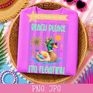 Może przedstawiać: Liliowa bluza z grafiką kaczki w okularach przeciwsłonecznych w kształcie serca i kokardą. Tekst brzmi "Beach Please, I'm Floatin'!" i "5 Free Designs Included!". Projekt zawiera palmę i słońce.