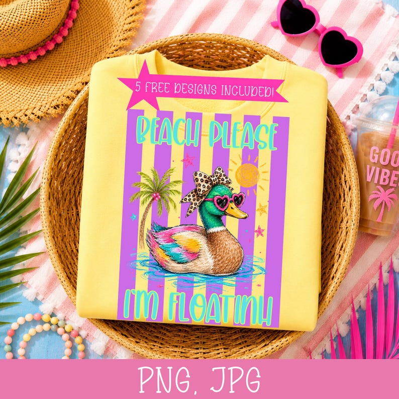 Może przedstawiać: Ż&oacute;łta bluza z grafiką kaczki w okularach przeciwsłonecznych i kokardą, z napisem "Beach Please I'm Floating!" i "5 Free Designs Included!". Projekt przedstawia palmę, słońce i gwiazdy na fioletowo-ż&oacute;łtym tle w paski.