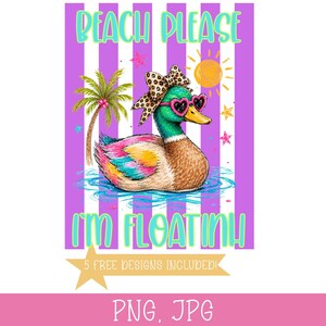 Może przedstawiać: Kapryśna ilustracja przedstawia kaczkę w okularach przeciwsłonecznych w kształcie serca i kokardą, z napisem "Beach Please I'm Floating!" na paskowanym tle. W projekcie uwzględniono r&oacute;wnież palmę i słońce.