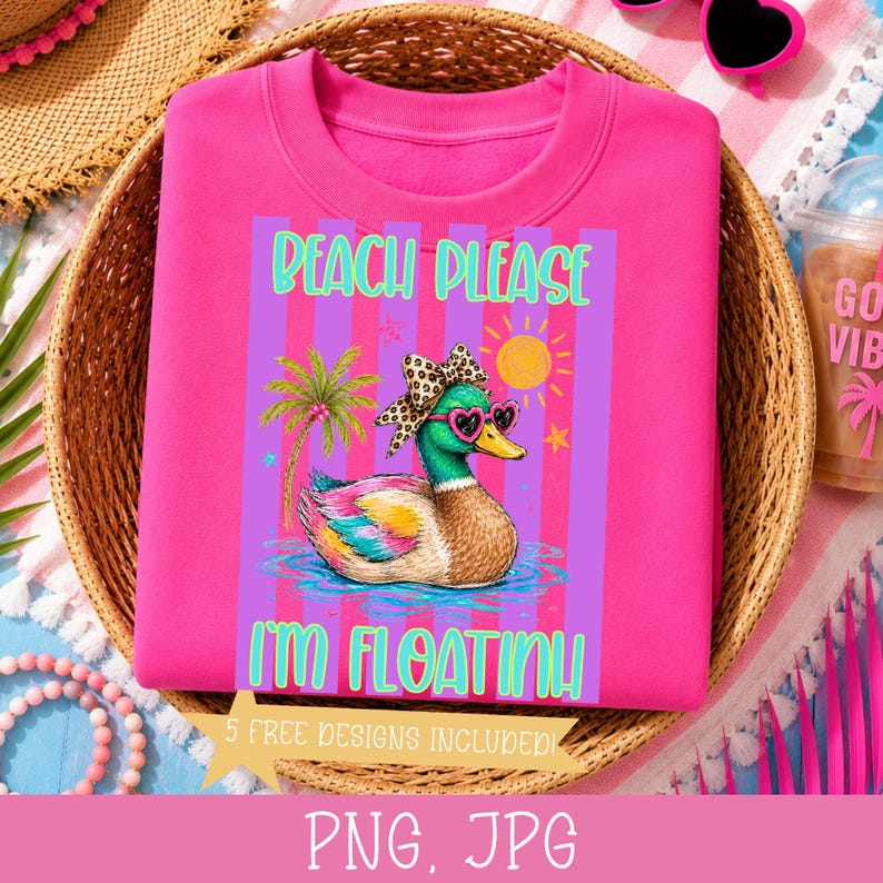 Może przedstawiać: Jasnor&oacute;żowa bluza z napisem "Beach Please I'm Floatin'!" przedstawia grafikę kaczki w okularach przeciwsłonecznych w kształcie serca i kokardą. Projekt zawiera palmę, słońce i wodę. Na dole bluzy widnieje napis "5 FREE DESIGNS INCLUDED".