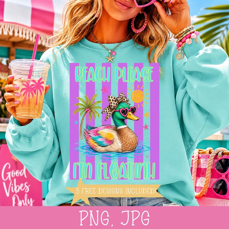 Może przedstawiać: Jasnoniebieska bluza z nadrukiem kaczki w okularach przeciwsłonecznych i kokardą, z napisem "Beach Please I'm Floatin'!" i palmą. Obraz zawiera r&oacute;wnież tekst "5 FREE DESIGNS INCLUDED".