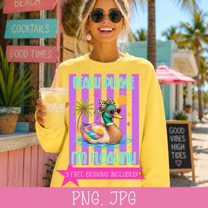 Może przedstawiać: Ż&oacute;łta bluza z grafiką kaczki w okularach przeciwsłonecznych i kokardą, z napisem "Beach Please, I'm Floating!" i "5 Free Designs Included!". Obraz zawiera r&oacute;wnież tekst "PNG, JPG".