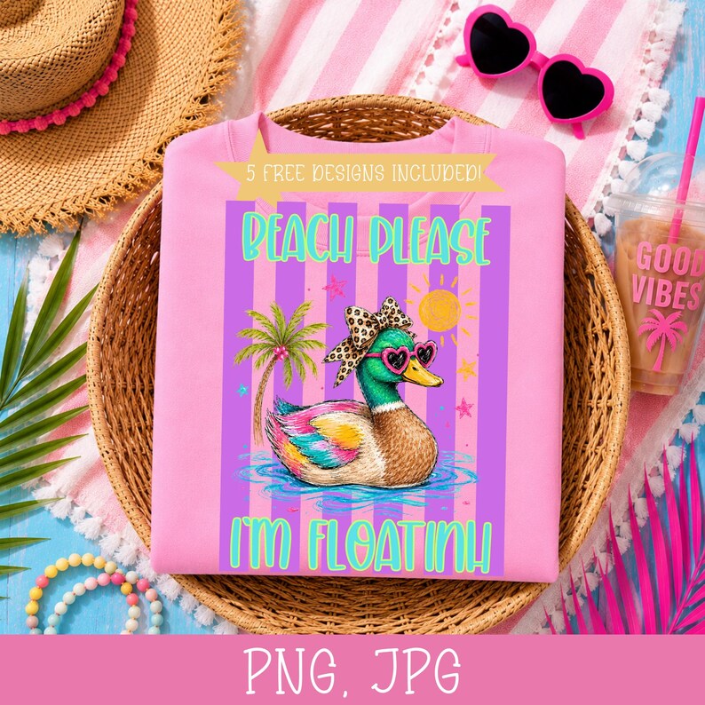 Może przedstawiać: R&oacute;żowa bluza z nadrukiem kaczki w okularach przeciwsłonecznych i kokardą, z napisem "Beach Please, I'm Floating!". Projekt zawiera palmę i słońce. U g&oacute;ry znajduje się napis "5 Free Designs Included!".