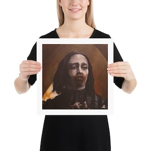 Puede incluir: Impresión artística cuadrada que presenta un retrato de una persona con cabello largo y oscuro y tez pálida. La boca y la barbilla de la persona están manchadas de rojo, sobre un fondo cálido y terroso.